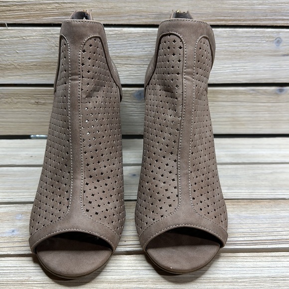 A.N.A Tiana Taupe Perforated Laser Cut Ankle Open Toe Bootie Block Heel 10 M - Picture 3 of 10